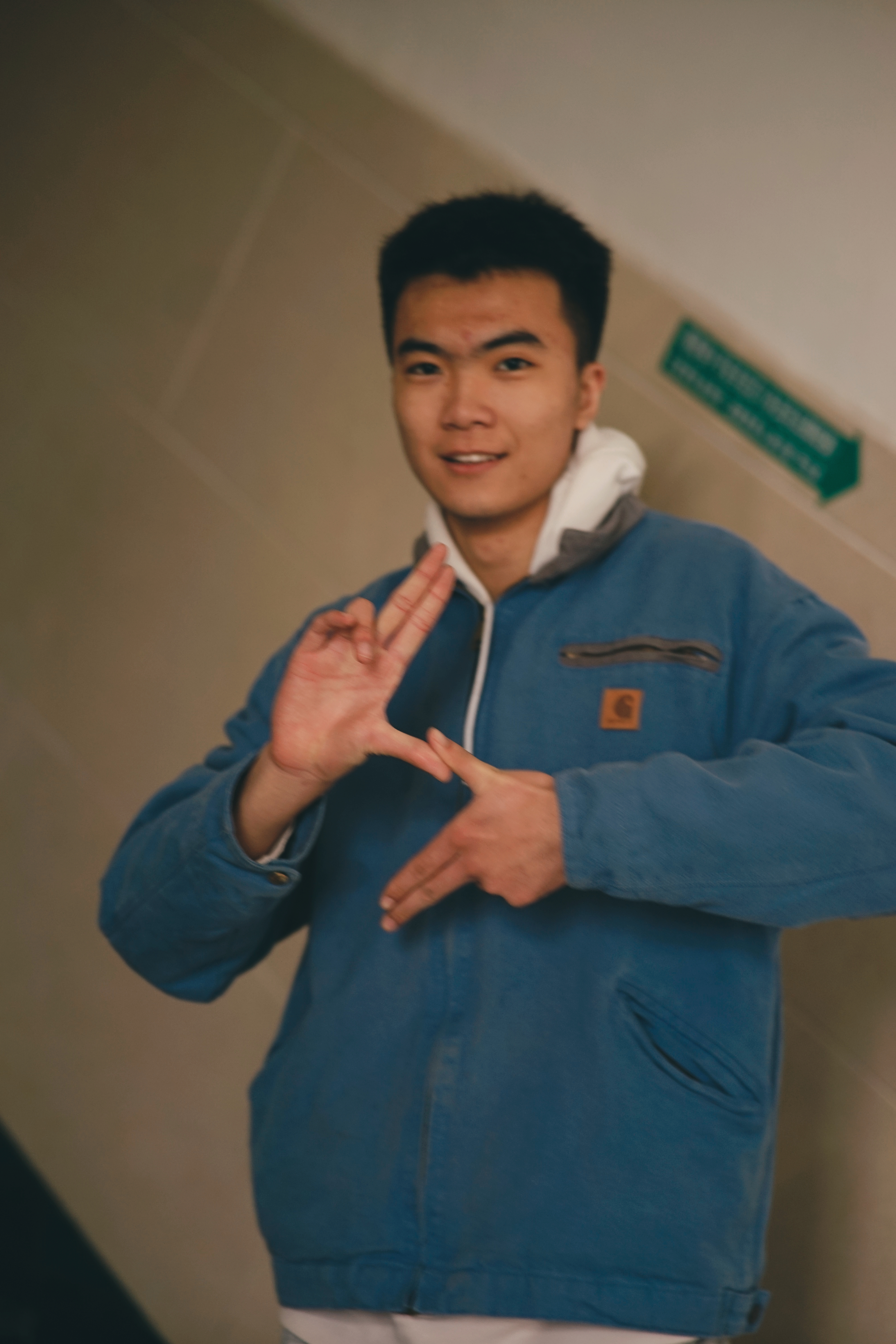 孙继远比手势